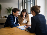 Homme et femme examinant des documents avec une conseillère
