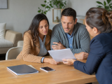 couple examinant un document avec une conseillère