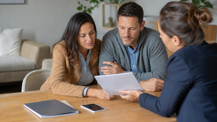Courtier immobilier ou agent mandataire : lequel défend vraiment vos intérêts financiers ?