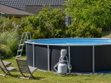 Piscine hors-sol ronde grise avec filtre et échelle